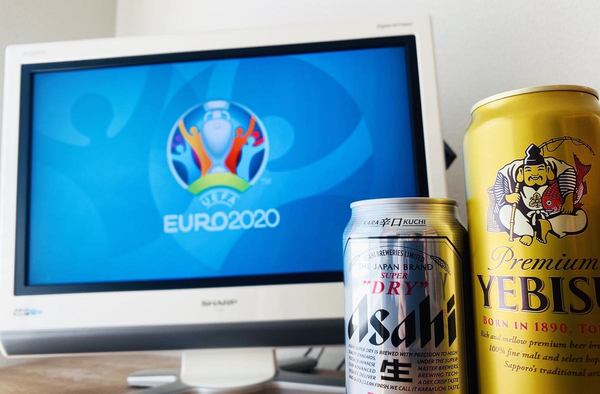 euro2020のロゴが映るテレビとビール2本