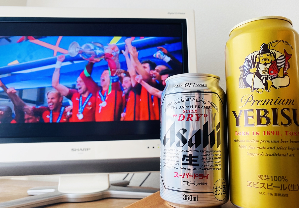 euro2016で優勝したポルトガル代表が映るテレビとビール2本の写真